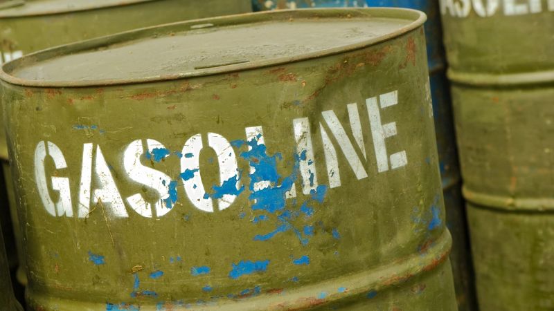 grüne Benzinfässer