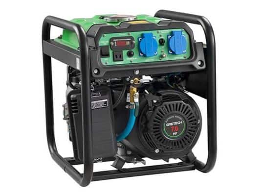 Generatore di gas portatile con telaio nero, parte superiore verde, prese blu, pannello di controllo e parti del motore visibili.