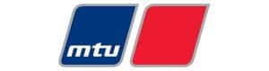 Το λογότυπο της mtu: «mtu» σε λευκό χρώμα σε μπλε παραλληλόγραμμο δίπλα σε ένα συμπαγές κόκκινο παραλληλόγραμμο.