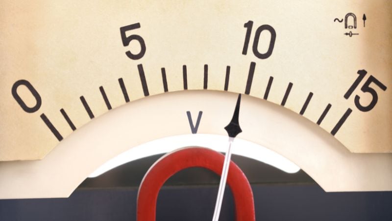 Высокоточный аналоговый вольтметр, показывающий измерение напряжения в электрической цепи, подчеркивающий важность электронного тестирования и измерения.