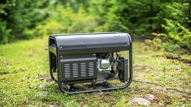 Generator portabil într-un cadru exterior luxuriant, ideal pentru soluții de alimentare în aer liber, camping și backup de urgență. Durabil și eficient energetic pentru diverse aplicații în afara rețelei electrice și în aer liber.
