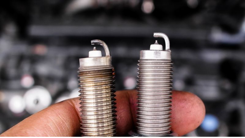 Înlocuirea bujiei pentru performanțe optime și longevitate a motorului.