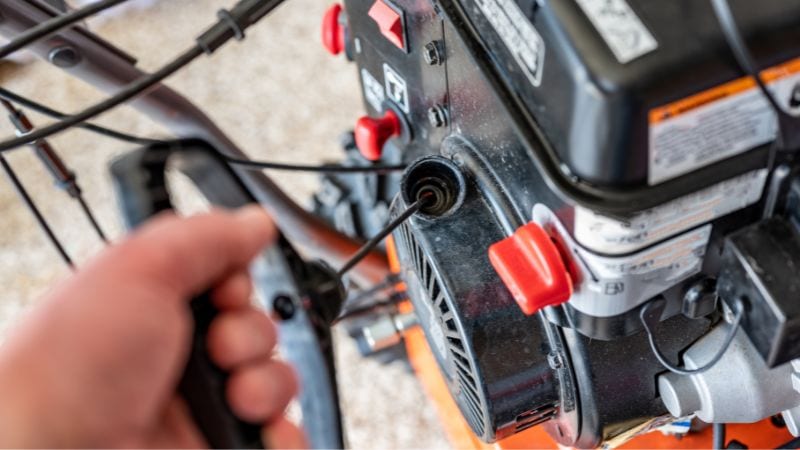 Service motoare pe combustibil, întreținere motoare mici, reparații echipamente electrice pentru exterior, depanare și reglare motoare, reparații, întreținere și service utilaje.