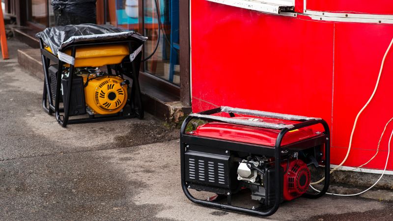 Φορητή γεννήτρια στο πεζοδρόμιο της πόλης κοντά σε κατάστημα, εξωτερικός εξοπλισμός ισχύος, αξιόπιστη εφεδρική παροχή ρεύματος για έκτακτες ανάγκες και υπαίθριες εκδηλώσεις, συμπαγή και ανθεκτικά hashtags σχεδιασμού, γεννήτρια ρεύματος, εξωτερική χρήση, ετοιμότητα έκτακτης ανάγκης, φορητή πηγή ενέργειας.